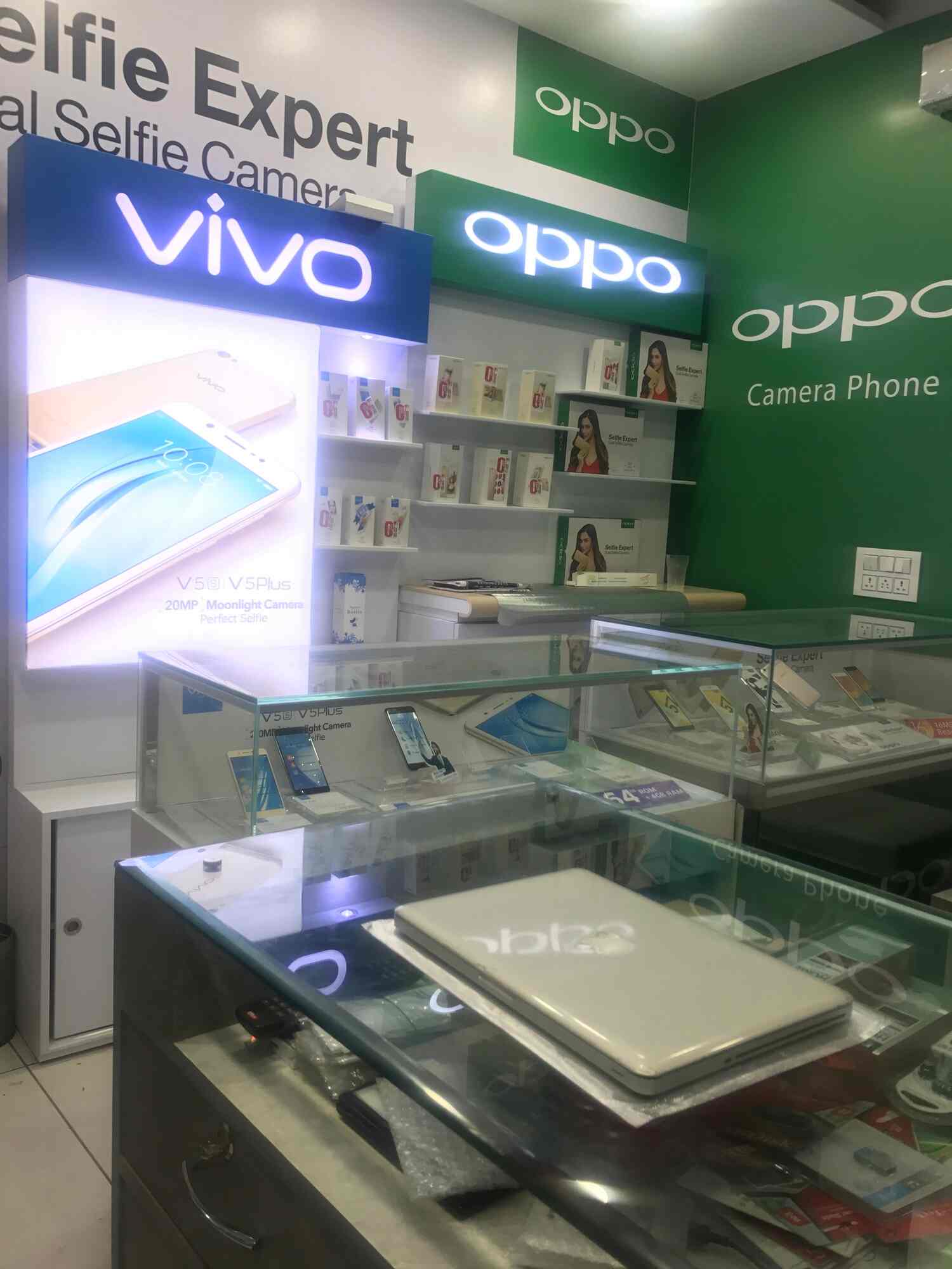 Showroom and mobile smartphone sales display